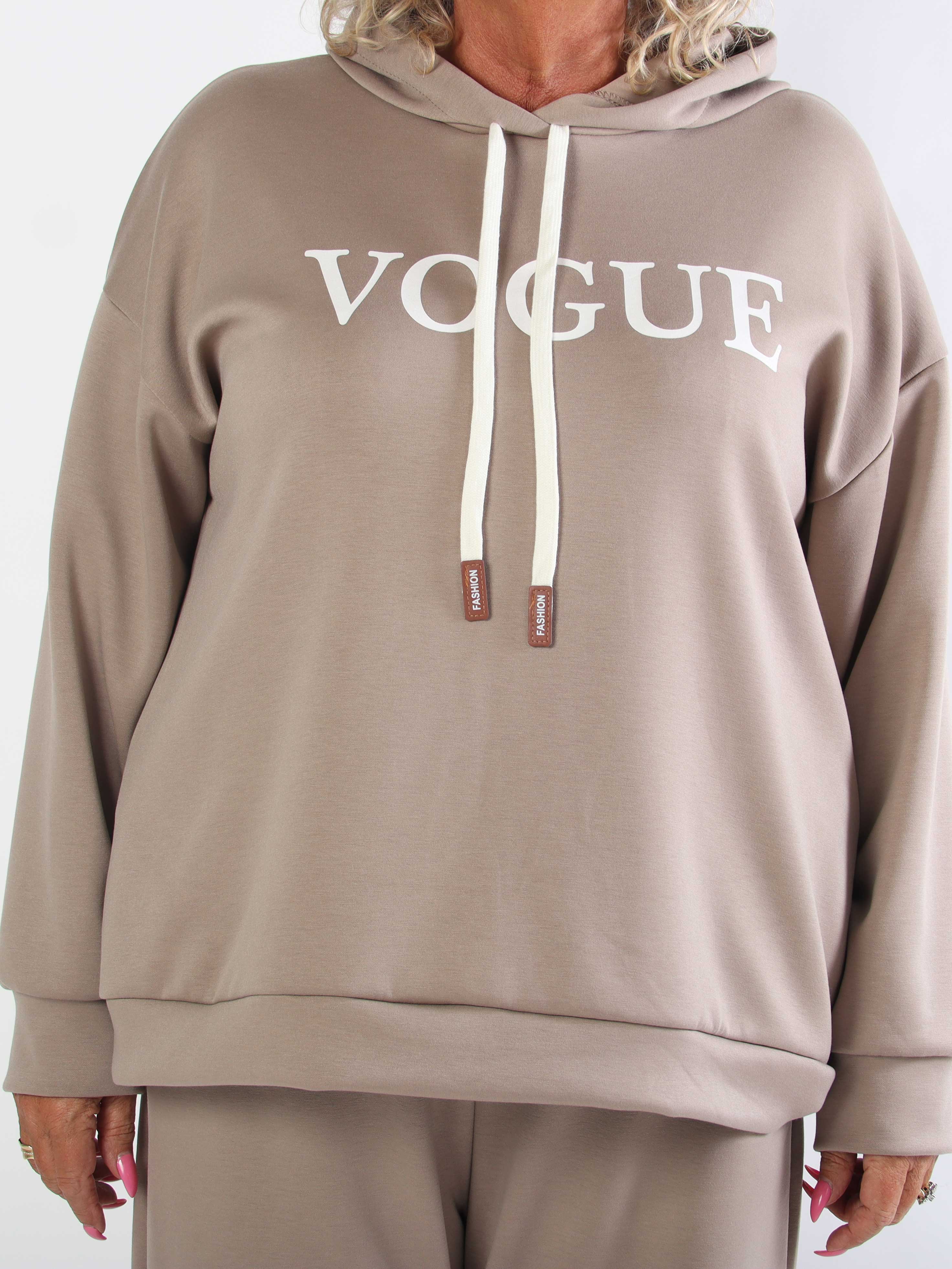 Winona - Blødt plus size joggingsæt i viskose med Vogue stående på bluse og bukser